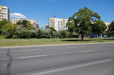 Varşova, Polonya - 2 Eylül 2022: Parga Poludnie ilçesindeki Ostrobramska Estate 'te trafik rotası boyunca yer alan çok katlı çok katlı binalar