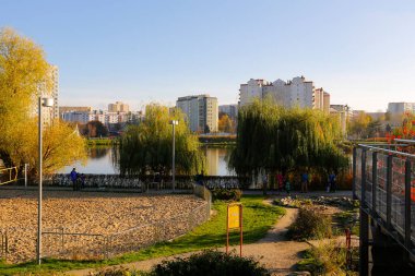 Varşova, Polonya - 6 Kasım 2022: Praga Poludnie 'deki Goclaw konutlarındaki geniş park ve eğlence alanlarına bitişik çok katlı binalar