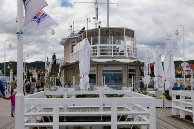 Sopot, Polonya - 31 Mayıs 2022: Gdansk Körfezi 'ndeki iskele, Baltık Denizi. Baltık Denizi 'nin bu en uzun ahşap iskelesi turistler ve şehir sakinleri tarafından hevesle ziyaret ediliyor.