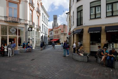 Bruges, Belçika - 8 Eylül 2022: Bu muhteşem ortaçağ kasabasının ve yerel evlerin kaldırım taşı caddesi turistlerin ilgisini çeken bir manzaradır.