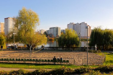 Varşova, Polonya - 6 Kasım 2022: Praga Poludnie 'deki Goclaw konutlarındaki geniş park ve eğlence alanlarına bitişik çok katlı binalar.