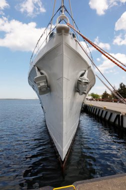 Gdynia, Polonya - 3 Haziran 2022: 1937 'den beri donanmada hizmet veren savaş gemisi Blyskawica' nın demircileri. Bu savaş gemisi 2. Dünya Savaşı 'na katıldı. Mayıs 1976 'dan beri bir müze gemisi..
