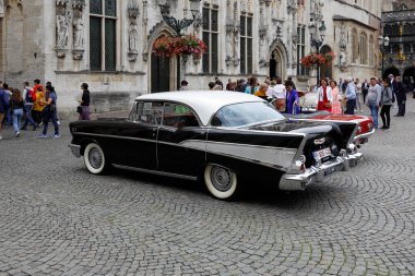 Bruges, Belçika - 10 Eylül 2022: klasik Chevrolet Bel Air kuyruk yüzgeci ile sol arka köşe. Etkinlik sırasında 20. yüzyılın ortalarından kalma bir araba Burg Meydanı 'na geldi.