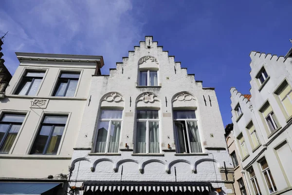 Брюгге Бельгія Вересня 2022 Верхня Частина Фасаду Історичного Асфальтованого Будинку — стокове фото