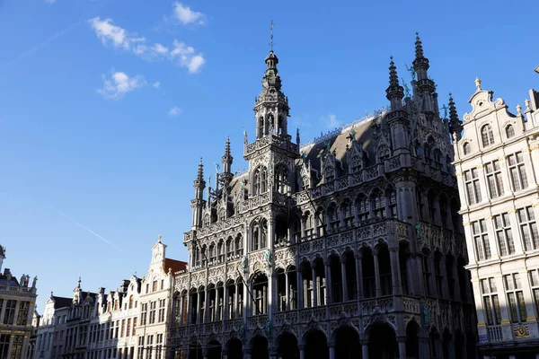 比利时布鲁塞尔 2022年9月19日 自1887年以来 国王宫或面包屋一直是布鲁塞尔市博物馆的所在地 它被缓缓落下的太阳照亮 在蓝天的映衬下被人看到 — 图库照片