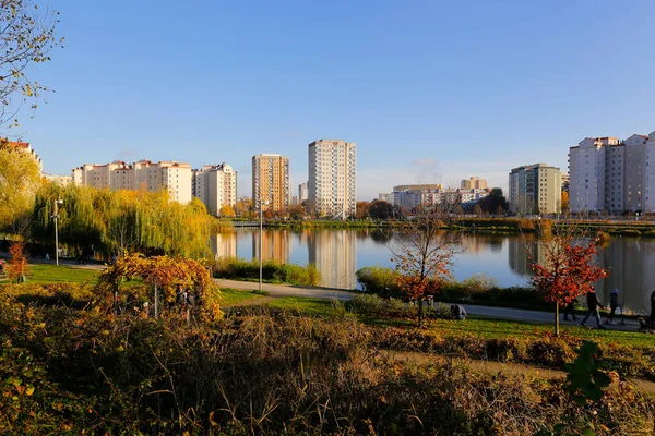 2022年11月6日 波兰华沙 多层建筑毗邻一个巨大的公园和一个相当大的湖 位于波卢迪区的戈克劳庄园 — 图库照片