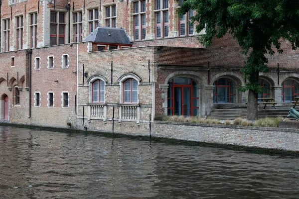 Bruges Belgium September 2022 Brick Buildings Right Canal Windows Seen — Stock Photo, Image