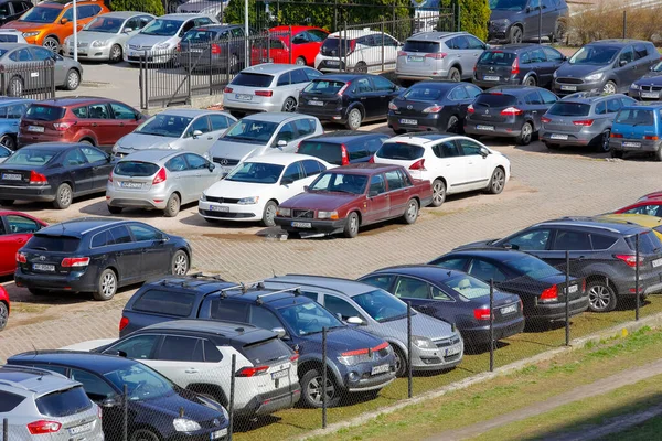 Varşova, Polonya - 7 Nisan 2022: Otoparka park edilmiş çeşitli arabaların hava görüntüsü. Praga Poludnie bölgesindeki Goclaw konutlarında bir otopark..
