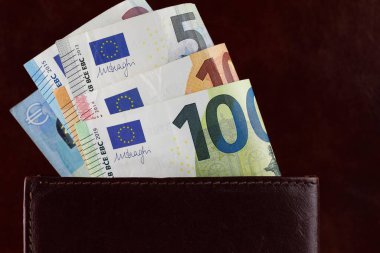 European Union bills slid out of the wallet. Euro notes are not made of paper, but of pure cotton fiber to improve their durability. 
