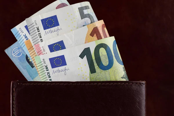 欧盟的钞票从皮夹里滑落了 欧元纸币不是用纸做的 而是用纯棉纤维做的 以提高其耐久性 — 图库照片