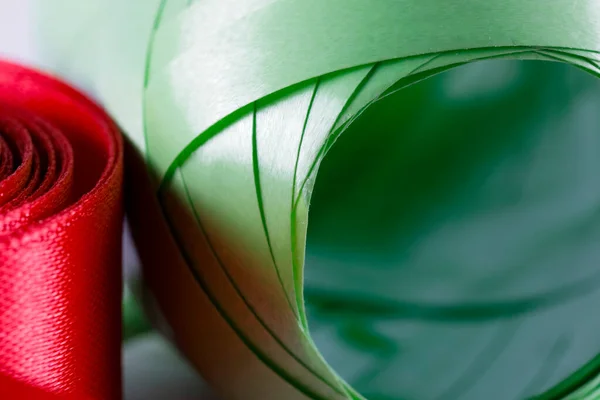 Rotolo Nastro Verde Regalo Con Strati Visibili Avvolgimento Accanto Esso — Foto Stock
