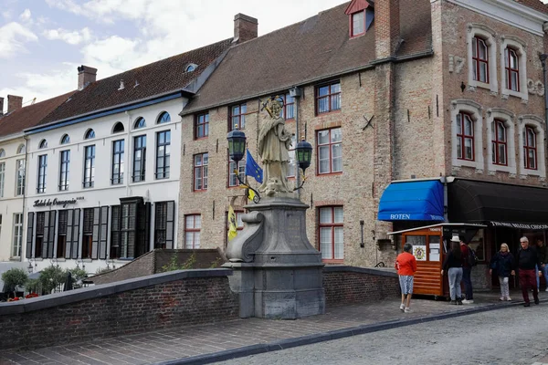 벨기에의 벨기에 2022 네포무크의 요한의 조각상 시대의 인수로를 가로지르는 조각품 — 스톡 사진