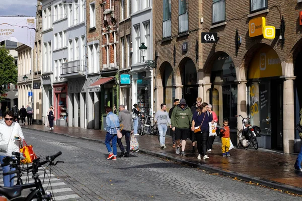 Bruges Belgium September 2022 Narrow Cobbled City Street Traffic People — Stock Photo, Image
