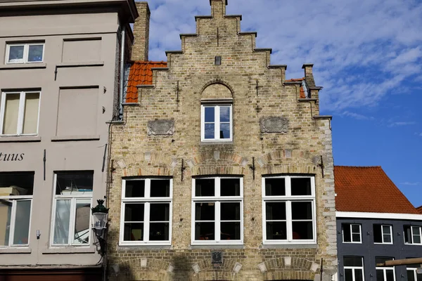 比利时布鲁日 2022年9月12日 一座历史建筑正面的上部 这间老房子和其他房子一样 — 图库照片