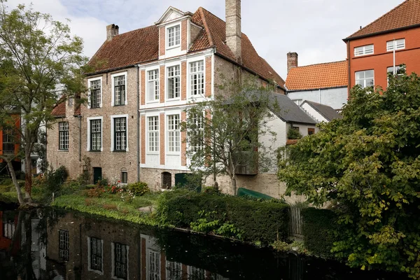 Bruges Bélgica Setembro 2022 Casas Residenciais Tijolo Entre Plantas Árvores — Fotografia de Stock