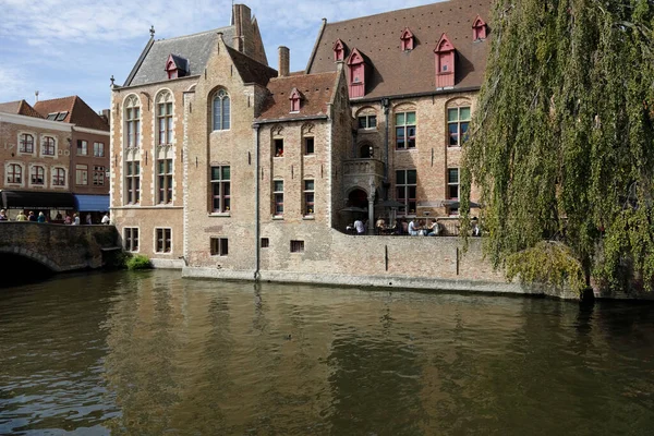 Bruges Βέλγιο Σεπτεμβρίου 2022 Όμορφο Τοπίο Δείχνει Κανάλι Και Την — Φωτογραφία Αρχείου