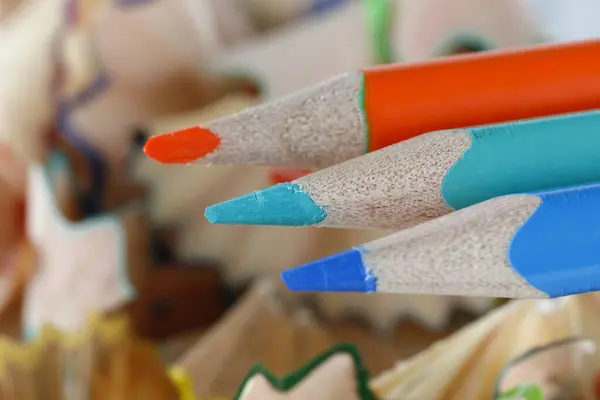 Okul Malzemeleri Keskinleştirdikten Sonra Talaş Üzerine Renkli Kalem — Stok fotoğraf