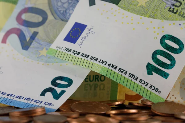 在这里可以看到欧洲联盟的货币 还有纸币和小额硬币 钞票和硬币可以用来作为许多金融问题的例证 — 图库照片