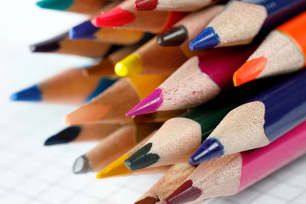 Okul Gereçleri Arka Planda Bir Grup Renkli Kalem Kareli Kağıdın — Stok fotoğraf