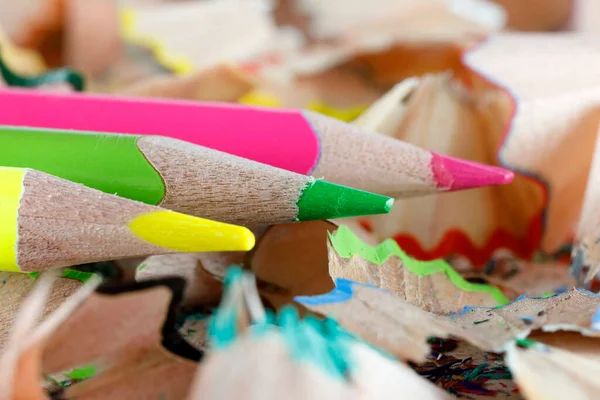 Okul Malzemeleri Keskinleştirdikten Sonra Talaş Üzerine Renkli Kalem — Stok fotoğraf