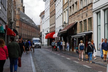 Bruges, Belçika - 8 Eylül 2022: Bu eski kentte birçok turist tarafından sıklıkla ziyaret edilen dar bir cadde