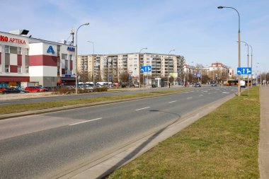 Varşova, Polonya - 18 Mart 2023: Praga Poludnie bölgesindeki Goclaw konutlarının ana caddelerinden birinin genel manzarası.