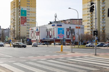 Varşova, Polonya - 18 Mart 2023: Praga Poludnie bölgesindeki Goclaw konutlarının ana caddelerinden birinin genel manzarası