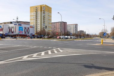 Varşova, Polonya - 18 Mart 2023: Praga Poludnie bölgesindeki Goclaw konutlarının ana caddelerinden birinin genel manzarası.