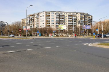 Varşova, Polonya - 18 Mart 2023: Praga Poludnie bölgesindeki Goclaw konutlarının ana caddelerinden birinin genel manzarası.