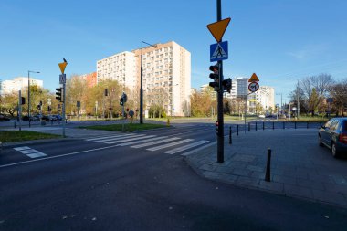 Varşova, Polonya - 8 Kasım 2022: Trafik ışıklarının durdurduğu, şu anda trafik trafiğinin olmadığı bir kavşak. Biraz ileride ofis ve konut binaları var.