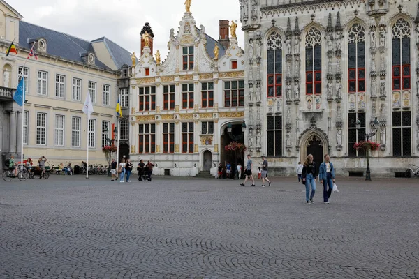 比利时布鲁日 2022年9月7日 伯格广场 Burg Square 前布鲁日村庄园的18世纪部分 下一个旧的民事官可以追溯到16世纪和哈尔市 — 图库照片