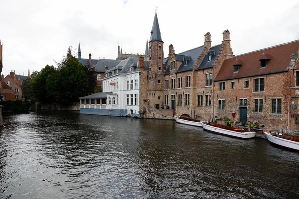 Brujas Bélgica Septiembre 2022 Hay Grandes Edificios Ladrillo Junto Canal —  Fotos de Stock