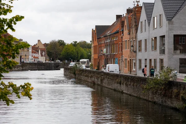 比利时布鲁日 2022年9月10日 一排建筑物位于一条相当宽的运河边 这条水路两旁都是窄小的街道 — 图库照片