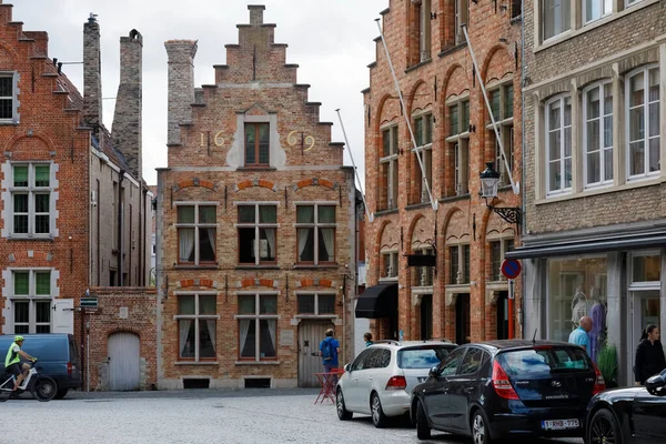 Bruges Belçika Eylül 2022 Dar Asfalt Bir Caddede Basamaklı Gabaytlı — Stok fotoğraf