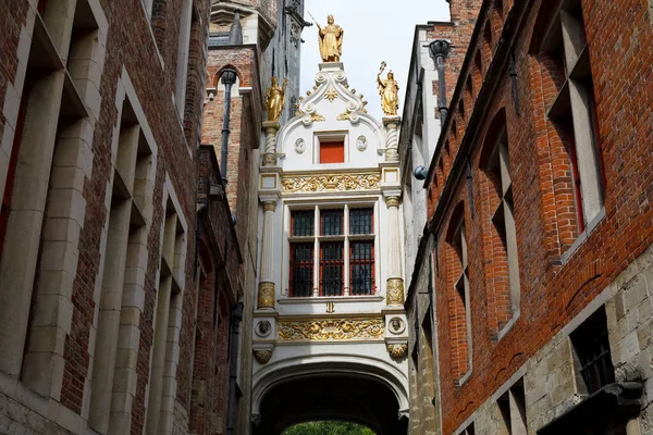 Bruges Βέλγιο Σεπτεμβρίου 2022 Πάνω Από Διάδρομο Υπάρχει Διακοσμημένο Θραύσμα — Φωτογραφία Αρχείου