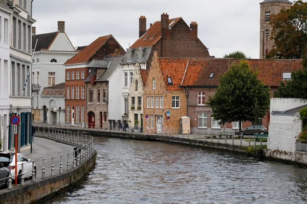 Brujas Bélgica Septiembre 2022 Fila Edificios Está Situada Largo Canal —  Fotos de Stock
