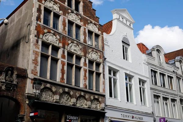 比利时布鲁日 Bruges 2022年9月15日 历史上的传统房屋 只有上半部分可以看到 这类建筑物通常标有建造日期 很可能是建造日期 — 图库照片