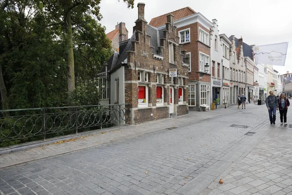 Brugia Belgia Września 2022 Brukowanej Ulicy Znajdują Się Tradycyjne Ceglane — Zdjęcie stockowe