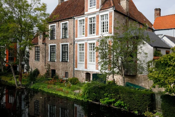 Bruges Bélgica Setembro 2022 Casas Tijolos Tradicionais Junto Margem Canal — Fotografia de Stock