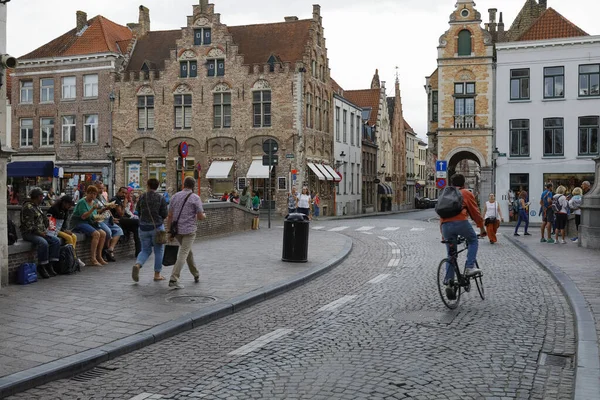 Bruges Belgium September 2022 Cobblestone Street Leads Brick Houses People — Stock Photo, Image