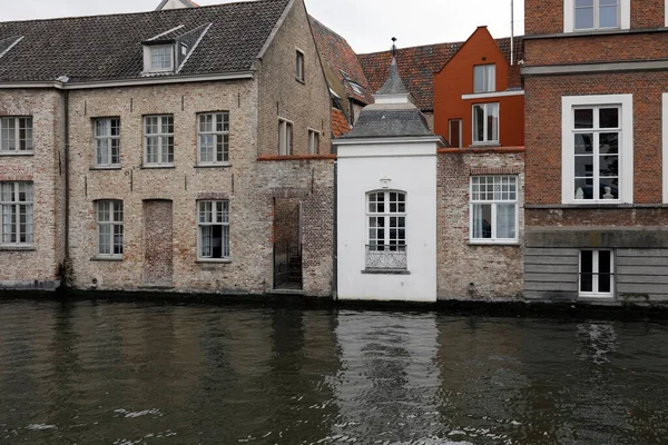 Bruges Belgium September 2022 Brick Houses Very Edge Canal You — Stock Photo, Image