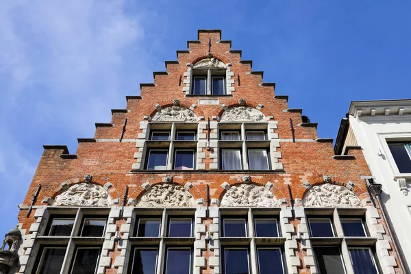 比利时布鲁日 2022年9月12日 一座历史建筑正面的上部 这所房子的台阶在蓝天下看得见 — 图库照片