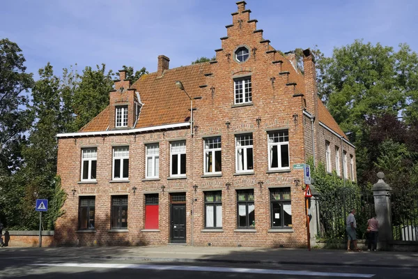比利时布鲁日 2022年9月12日 在阳光灿烂的大地上 一座砖房被太阳照得光芒四射 房子有台阶 屋顶上铺着瓷砖 — 图库照片