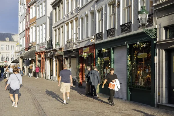 Bruggy Belgie Září 2022 Lidé Kráčejí Dlážděném Chodníku Blízkosti Řady — Stock fotografie