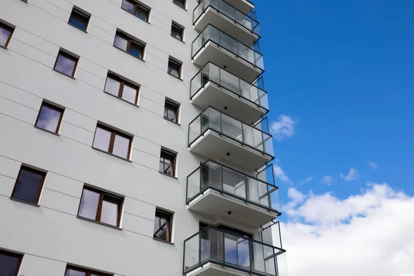 ポーランドワルシャワ 2023年4月3日 ゴックロー住宅不動産プラガPoludnie地区に位置する新しく建てられ 現代的な住宅ビルのファサードの断片 ロイヤリティフリーのストック写真