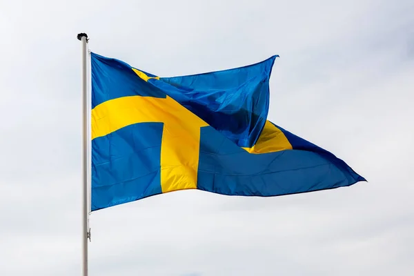 Švédská Vlajka Státní Vlajka Vlaje Větru Proti Zatažené Obloze Nice — Stock fotografie