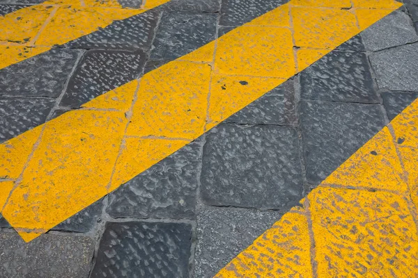 Жовті Смуги Чорній Брукованій Вулиці Позначають Пішохідний Перехід Десь Флоренції — стокове фото