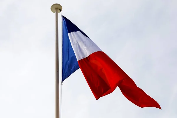 Auf Dem Mast Weht Die Französische Nationalflagge Die Wolkenverhangenen Himmel — Stockfoto