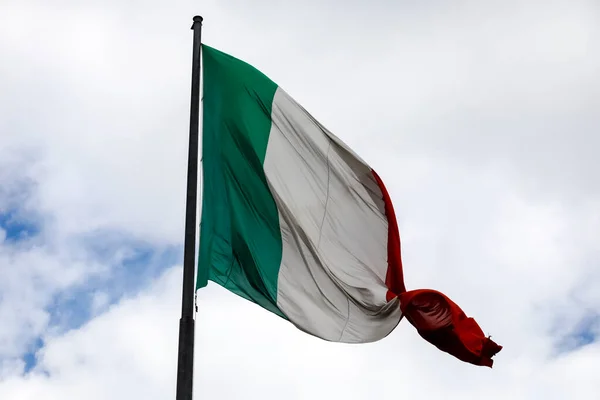 意大利国旗被放在旗杆的顶端 在风中飘扬 在意大利佛罗伦萨的多云的天空中清晰可见 — 图库照片