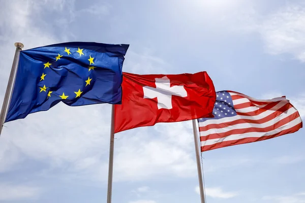 Три Прапори Прапор Європи Прапор Швейцарії Національний Прапор Сполучених Штатів Стокове Фото